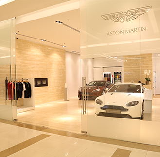 サイアムパラゴン内にあるアストンマーティン公式ショールーム。高級スポーツカーとブランドアイテムを展示・販売するラグジュアリー空間。