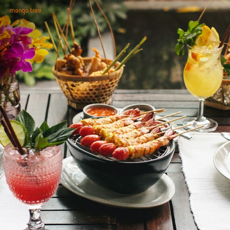 バンコク・スラウォン通りの人気タイ料理レストラン Mango Tree Surawong の店内。落ち着いた雰囲気で本格タイ料理を楽しめる。