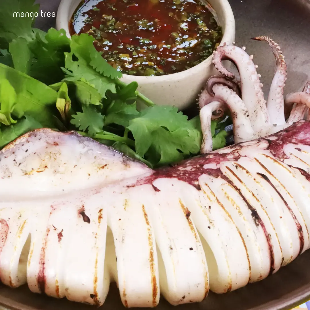 バンコク・スラウォン通り Mango Tree Surawong の人気シーフード料理。タイ風イカの姿焼き(Whole Grilled Squid)。