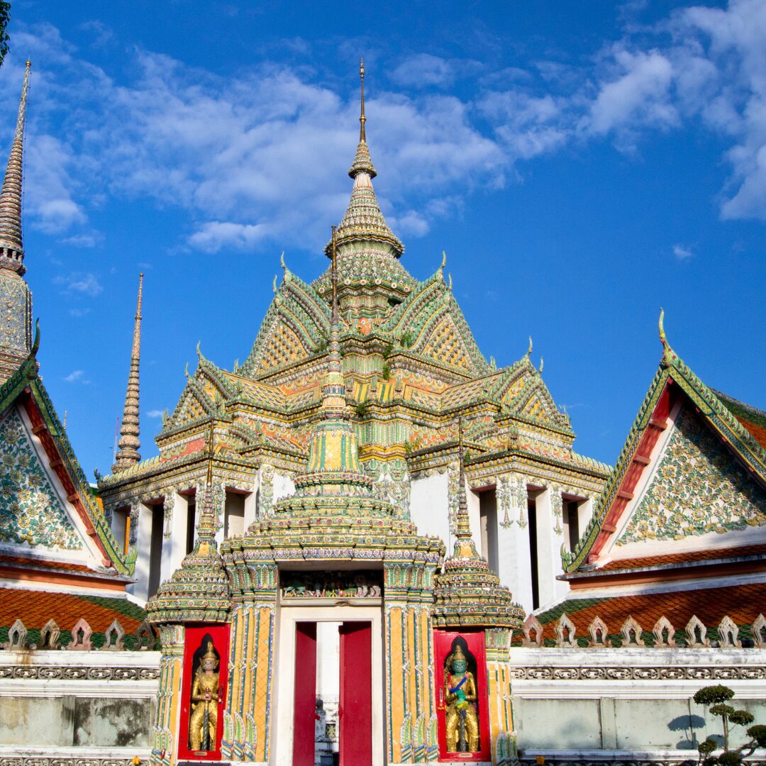 その名の通り、巨大な涅槃仏（寝釈迦仏）で世界的に有名な寺院です。はじめてのタイ旅行の方をだけでなくタイに来たら一度は行っておきたい観光名所です。