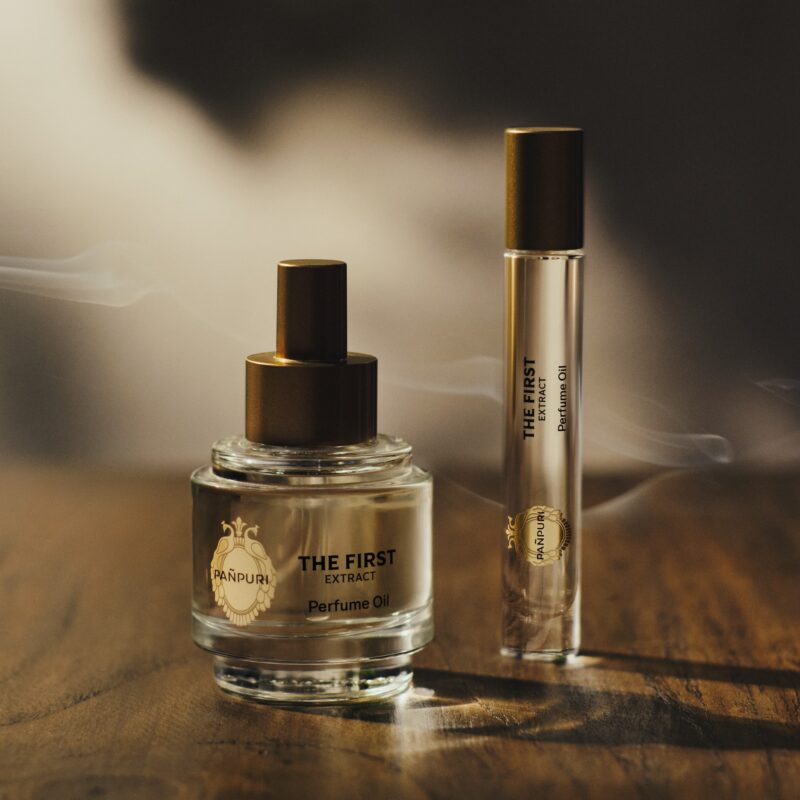 PAÑPURI（パンピューリ）のフレグランス「THE FIRST EXTRACT Perfume Oil」。ガラスボトルとロールオンタイプが並んだ高級感ある商品写真。
