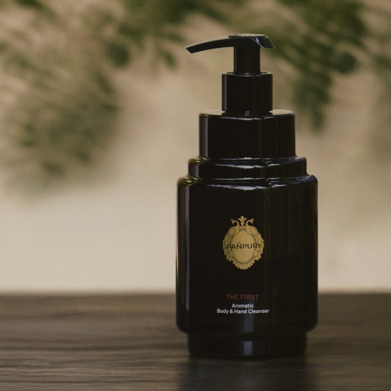 PAÑPURI「THE FIRST」アロマティック・ボディ＆ハンドクレンザー。黒い高級感あるポンプボトルの商品写真。