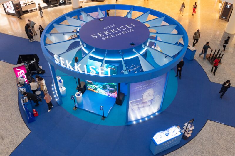 ショッピングモール内に設置された青を基調とした「SEKKISEI SAVE the BLUE」プロモーションブース。円形の屋根と大型ディスプレイが特徴的で、来場者が体験している様子。