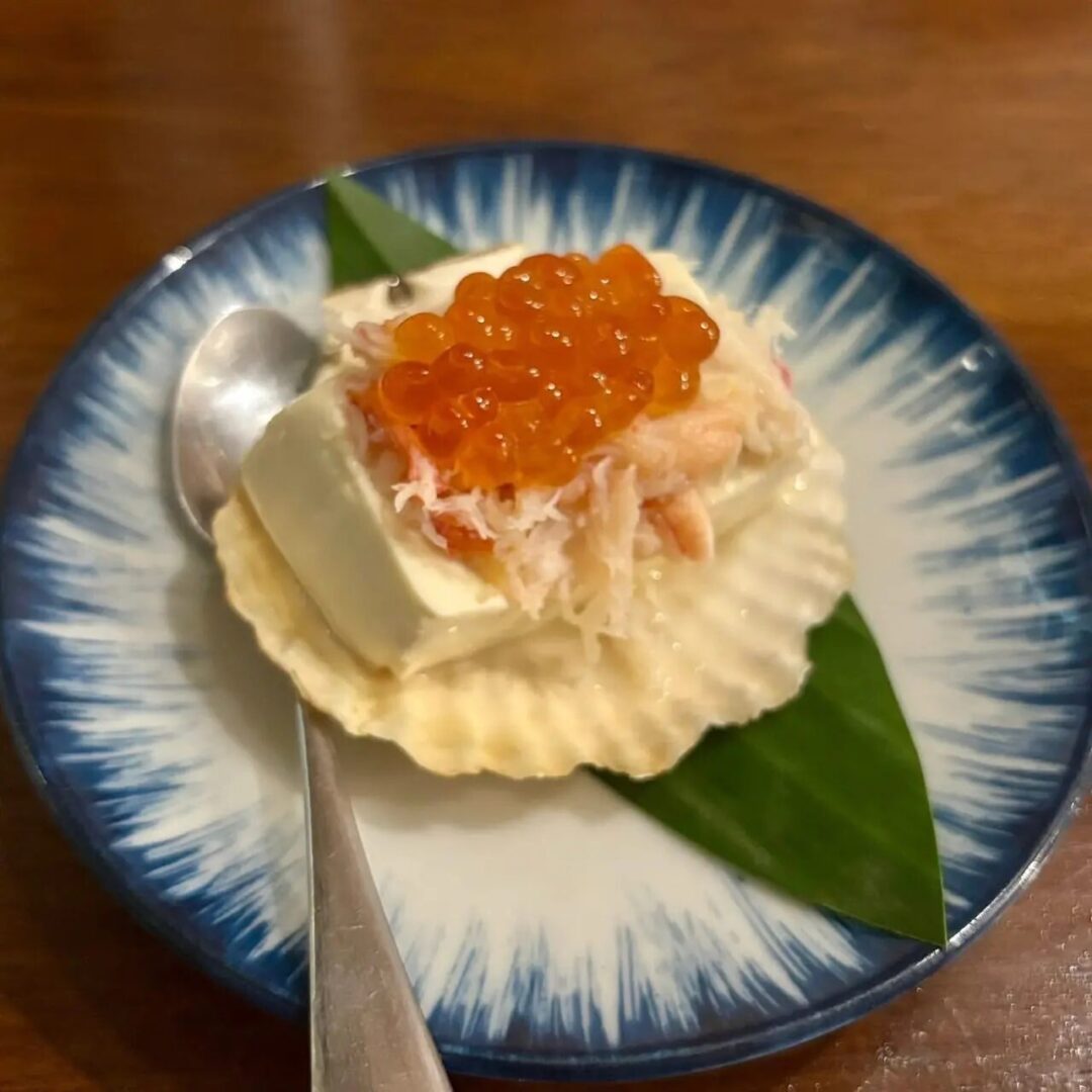 原始焼きスクンビット26店：ホタテ貝に盛られた豆腐・カニ・イクラの前菜