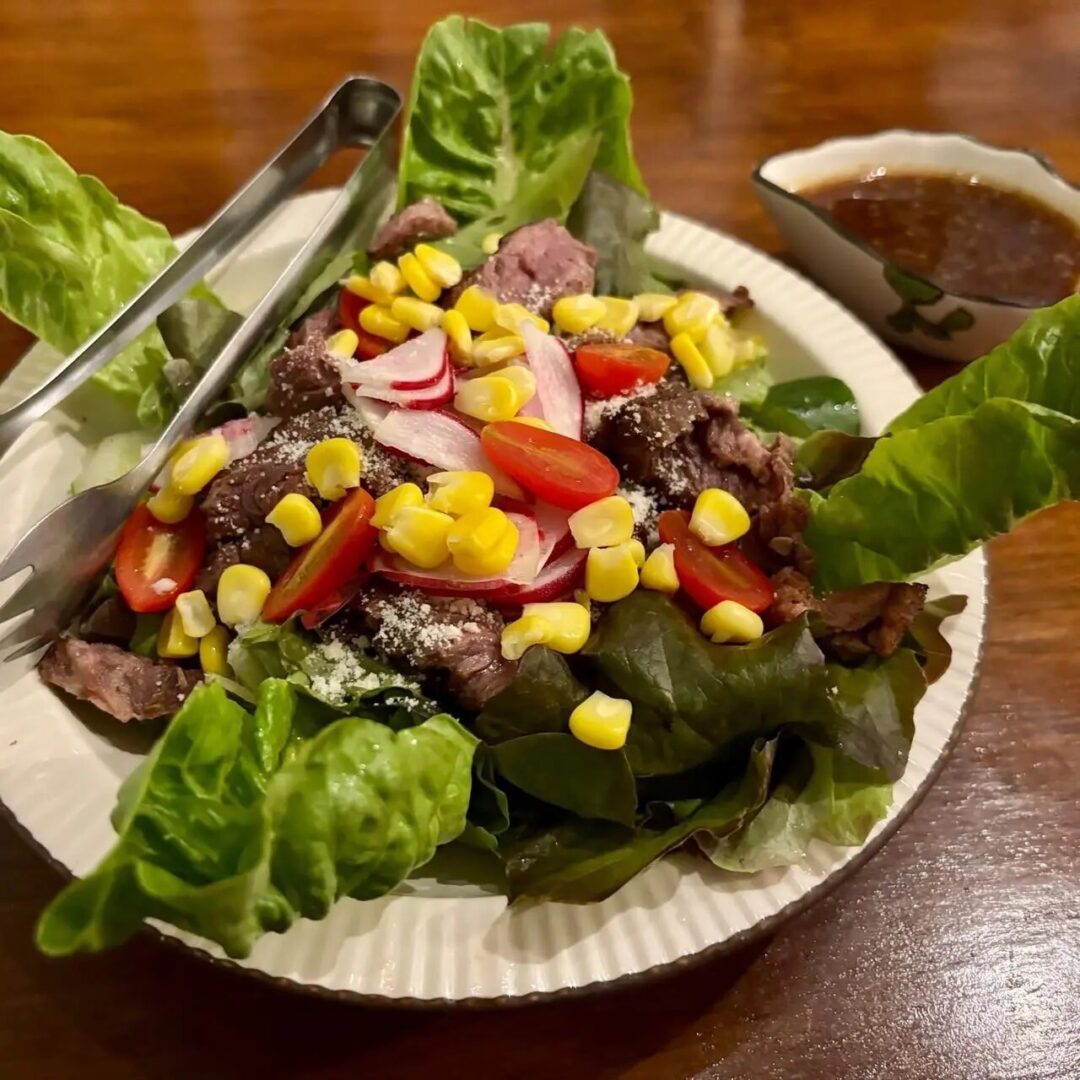 原始焼きスクンビット26店：グリルビーフと彩り野菜の牛たたきサラダ