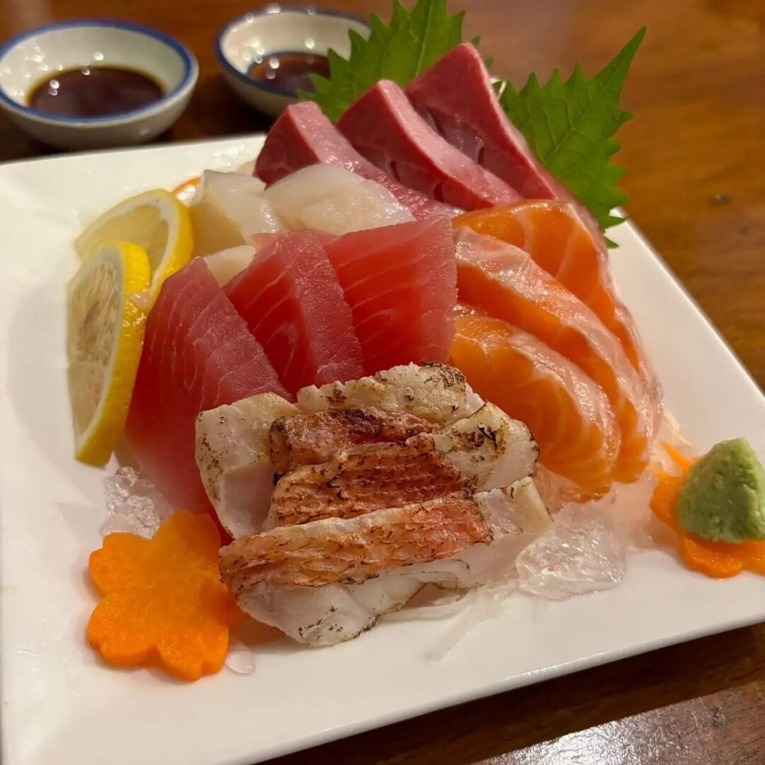 原始焼きスクンビット26店：炙り金目鯛入り刺身盛り合わせ（氷盛り・鮮魚各種）