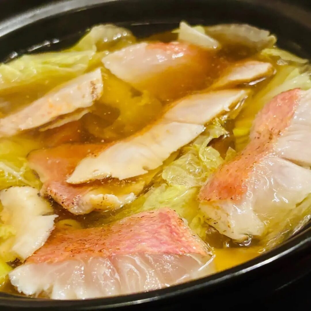 原始焼きスクンビット26店：金目鯛しゃぶしゃぶ（澄んだ出汁と野菜入り）