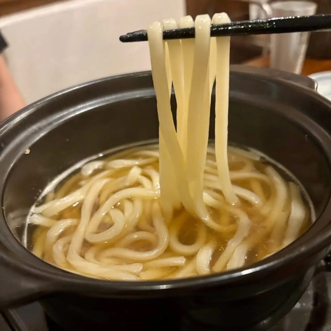 原始焼きスクンビット26店：出汁香る鍋焼きうどん（もちもち麺と澄んだスープ）
