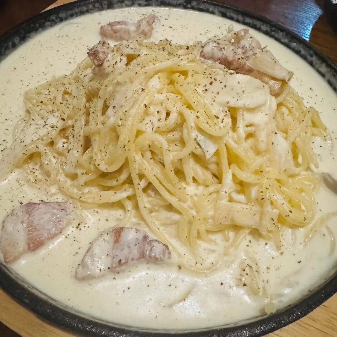 原始焼きスクンビット26店：ホールチーズで仕上げる濃厚パスタ