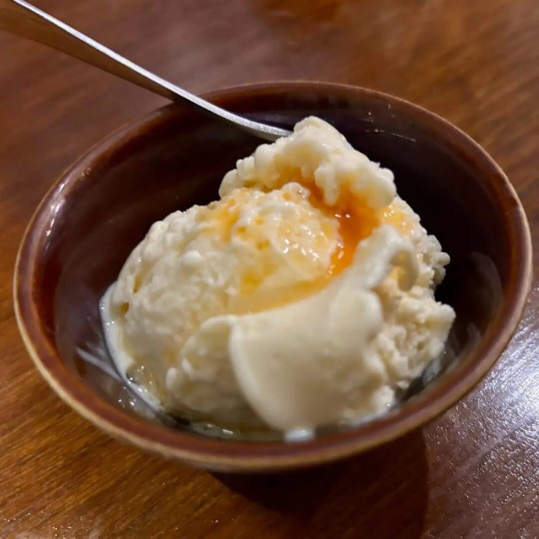 原始焼きスクンビット26店：黒蜜をかけた豆腐プリン（和風デザート）