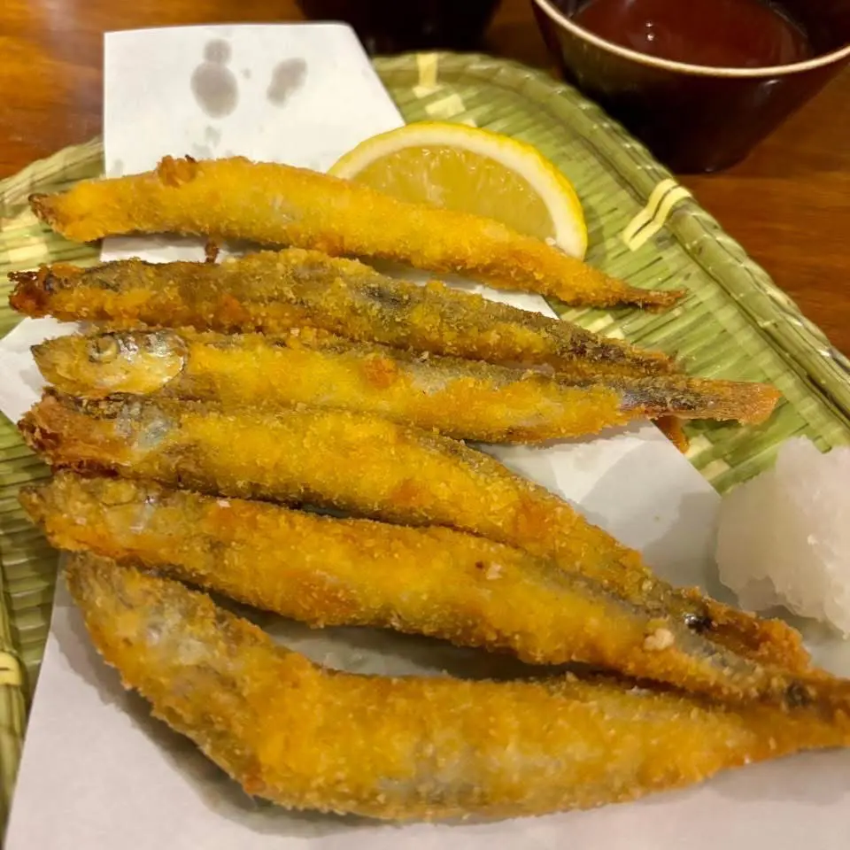 バンコク・プロンポンの居酒屋 北海道レストラン 原始焼き Soi26店 名物「金目鯛しゃぶコース」に含まれる「ししゃもフライ(Fried Smelt Fish)」。