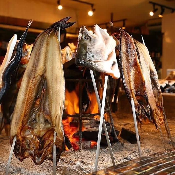 バンコク・プロンポンの 北海道レストラン 原始焼き Soi26店。炭火で豪快に魚を焼き上げる「原始焼き」の様子。