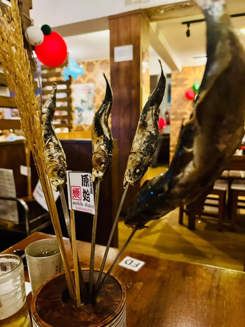 バンコク・プロンポンの 北海道レストラン 原始焼き Soi26店。名物コース料理に含まれる「本日の焼き魚(Grilled Fish)」。原始焼きスタイルで調理した、北海でぶトロいわしやサンマなどが提供される。