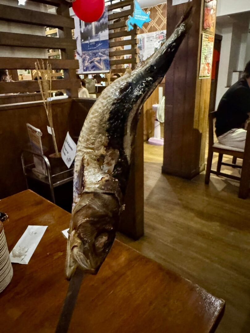 バンコク・プロンポンの居酒屋 北海道レストラン 原始焼き Soi26店。脂がのった 北海でぶトロいわし を原始焼きスタイルで炭火焼きに。