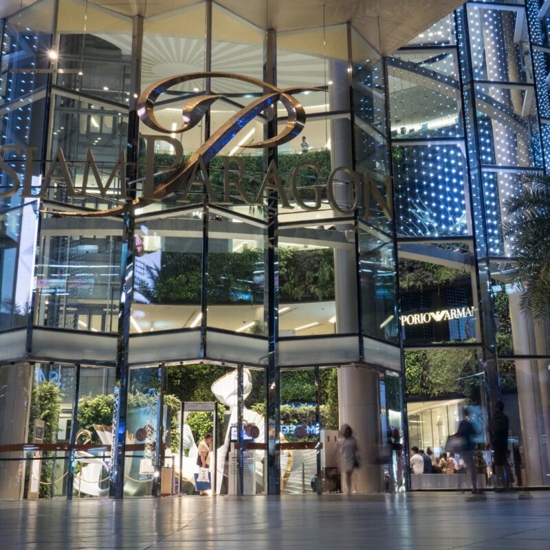 バンコク・サイアムパラゴンの豪華なメインエントランス。煌びやかなガラスファサードと装飾的エントランスが印象的な高級ショッピングモール。