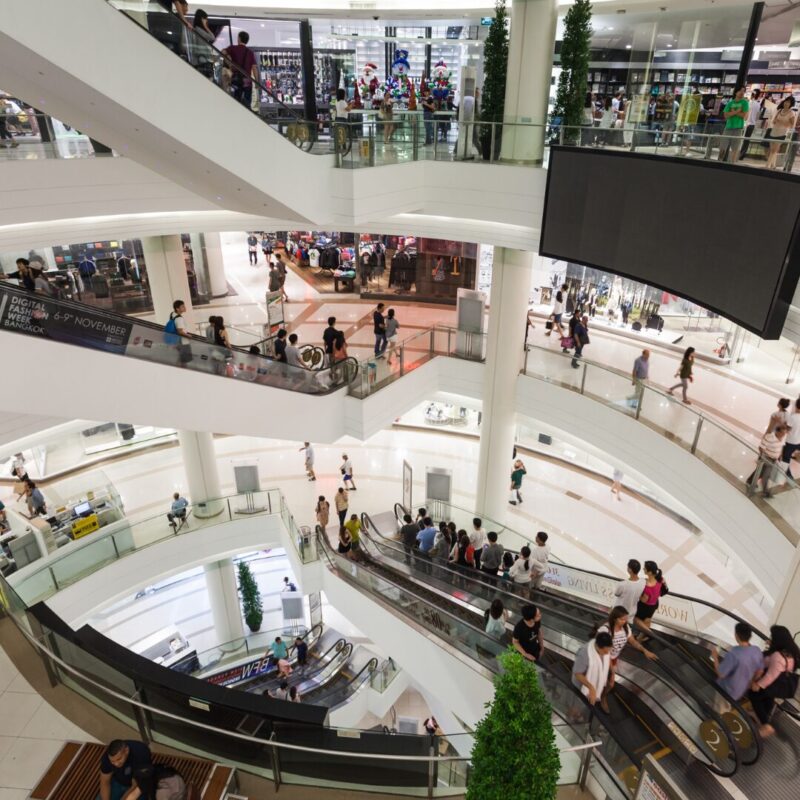 サイアムパラゴン館内の吹き抜けとエスカレーター。多くの買い物客で賑わうバンコクを代表する大型ショッピングモール。