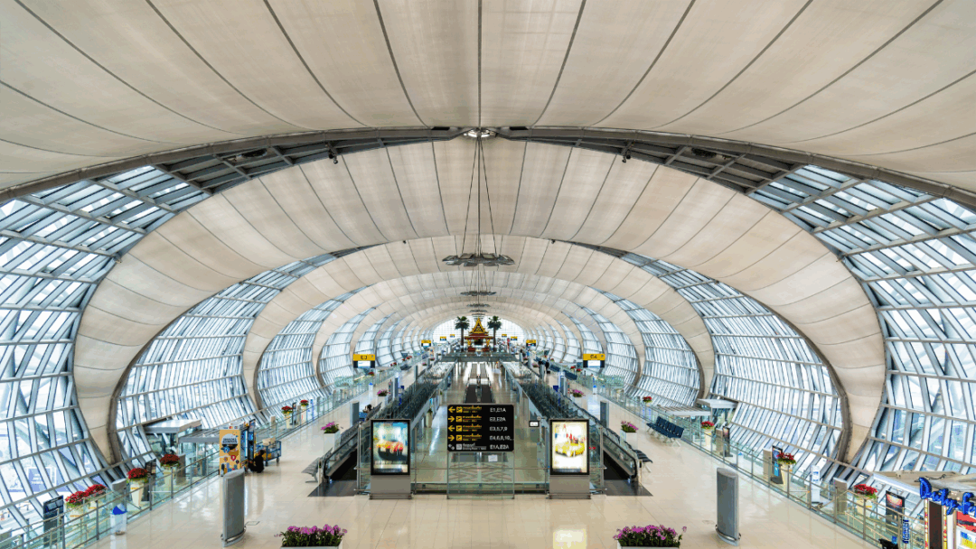 スワンナプーム空港の出発ロビーに立つヤック（鬼神像）