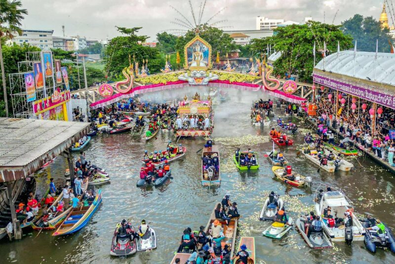 蓮投げ祭り（ラップ・ブア）の様子