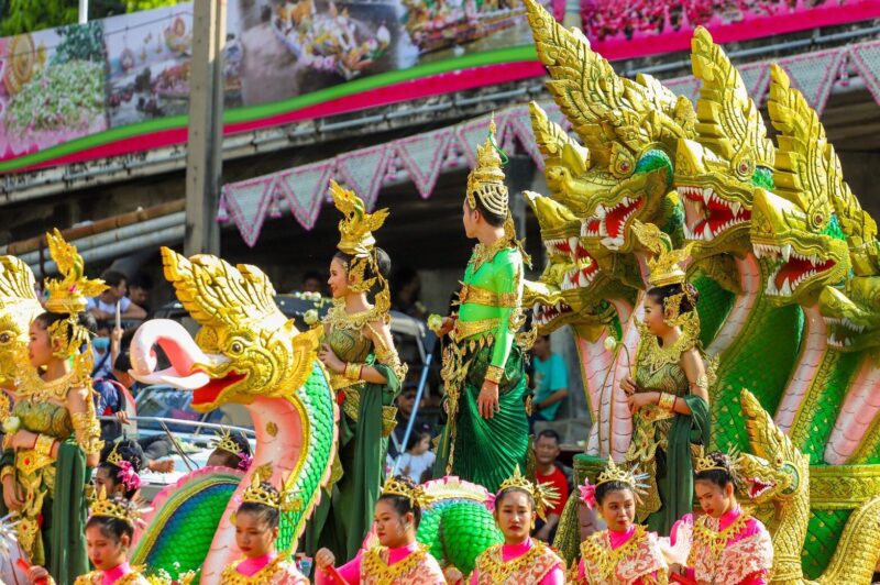 蓮投げ祭り（ラップ・ブア）の様子