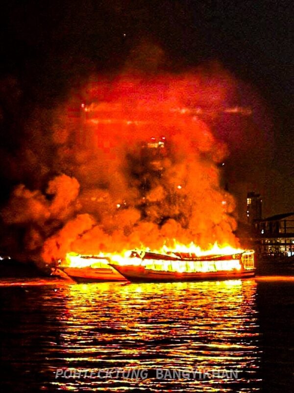 チャオプラヤー川で旅客船3隻が炎上 アジアティークの近くの様子
