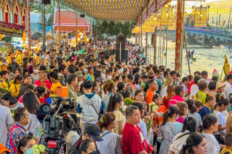 蓮投げ祭り（ラップ・ブア）の様子