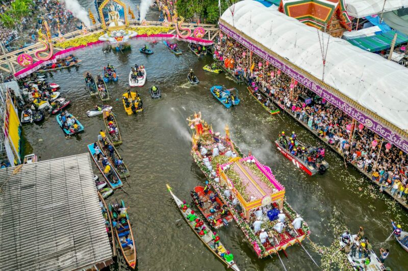 蓮投げ祭り（ラップ・ブア）の様子