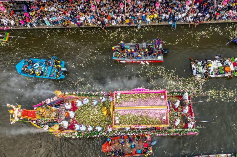 蓮投げ祭り（ラップ・ブア）の様子