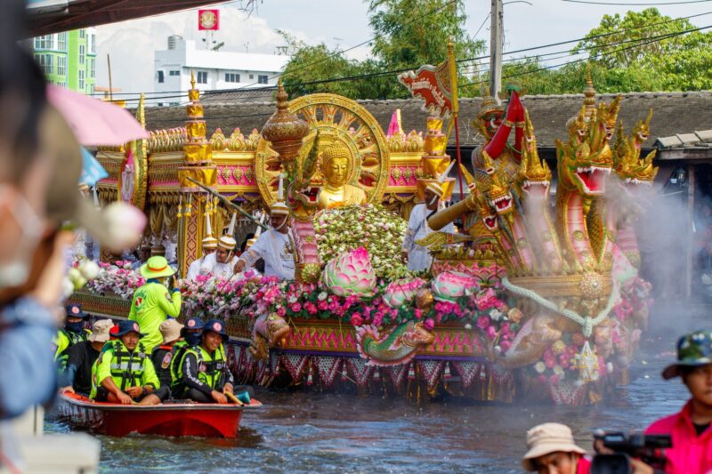 蓮投げ祭り（ラップ・ブア）の様子