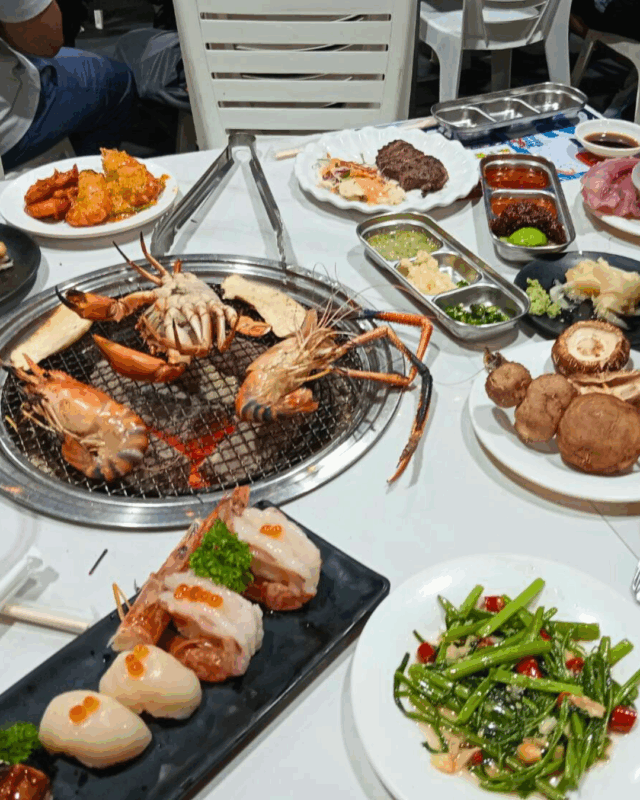 お寿司にシーフードのBBQとビールで最高です。