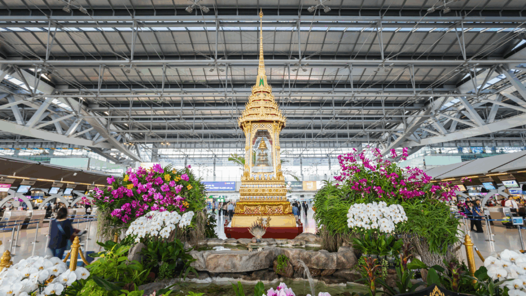 保安検査場へ向かう旅行者で賑わうスワンナプーム空港