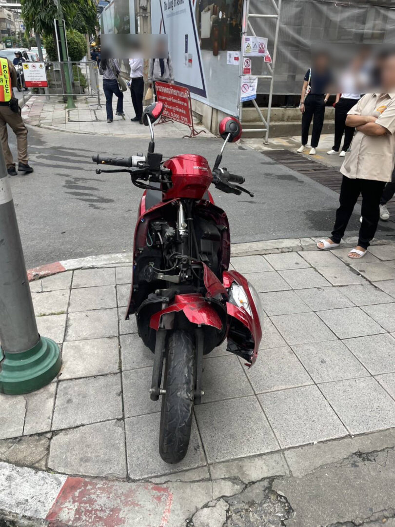大破したバイクの画像【速報】バンコク アソーク駅近くで死亡事故 付近は渋滞など大混乱のようすを表す