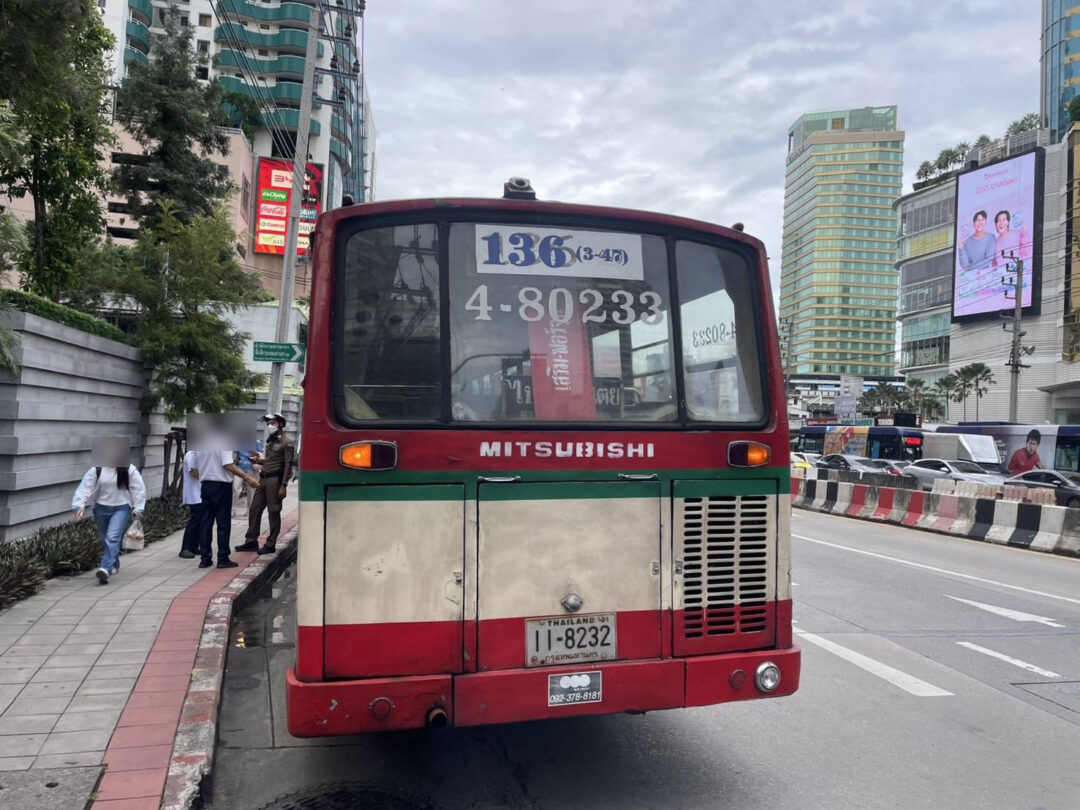 バスの後部を移した画像と警察による事情聴取のようす