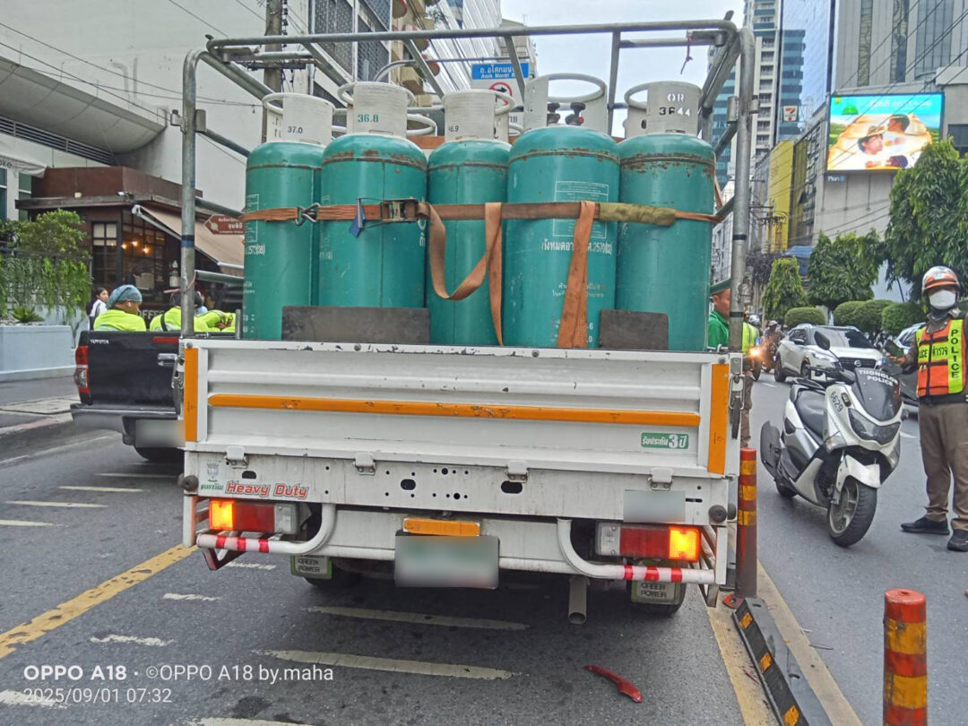 プロパンガスを積んだトラックの後部の様子。9/1のバンコク アソーク駅近くで死亡事故 付近は渋滞など大混乱のようすを表す