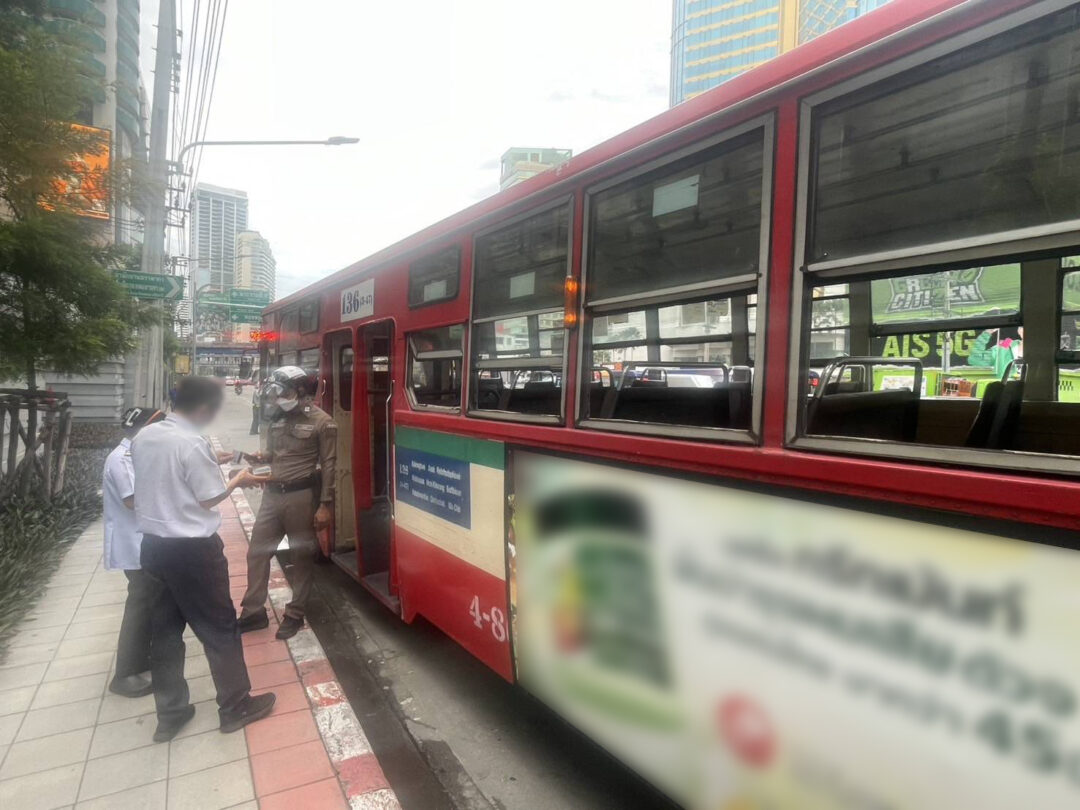 現場検証を行う警察官のようす横には大型バスが停車している。