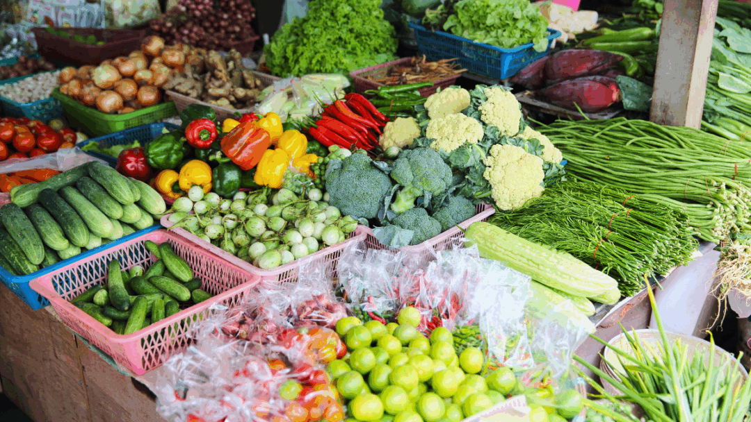 タイの伝統的な市場（タラート）に並ぶ色とりどりの新鮮な野菜。輸入品や密輸品が紛れ込む可能性もあり、安全に食べるには洗浄が重要となる。