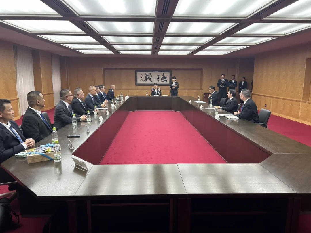 タイ警察中央捜査局（CIB）のジラポップ・プリデ局長率いる代表団が大阪府警を訪問し、国際化する犯罪への対策として、両機関の協力関係を強化