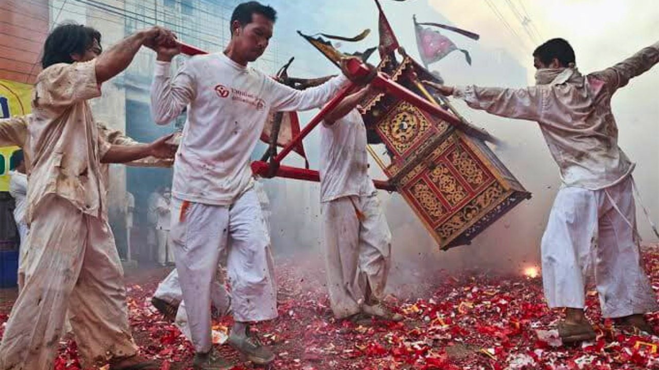 奇祭ともいわれるプーケットのキンジェーの様子 出典：https://www.facebook.com/GinJphuket/