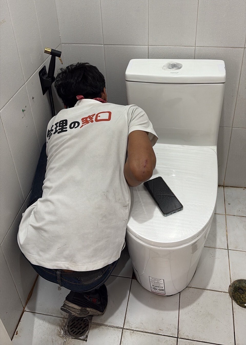 修理の窓口　トイレのトラブルの修理の様子