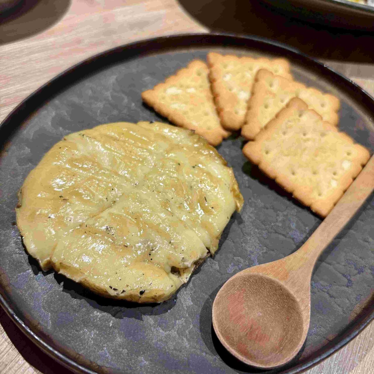 あお季 バンコク トンローのレビュー 近藤かおりのレビューカマンベールチーズの藁焼き