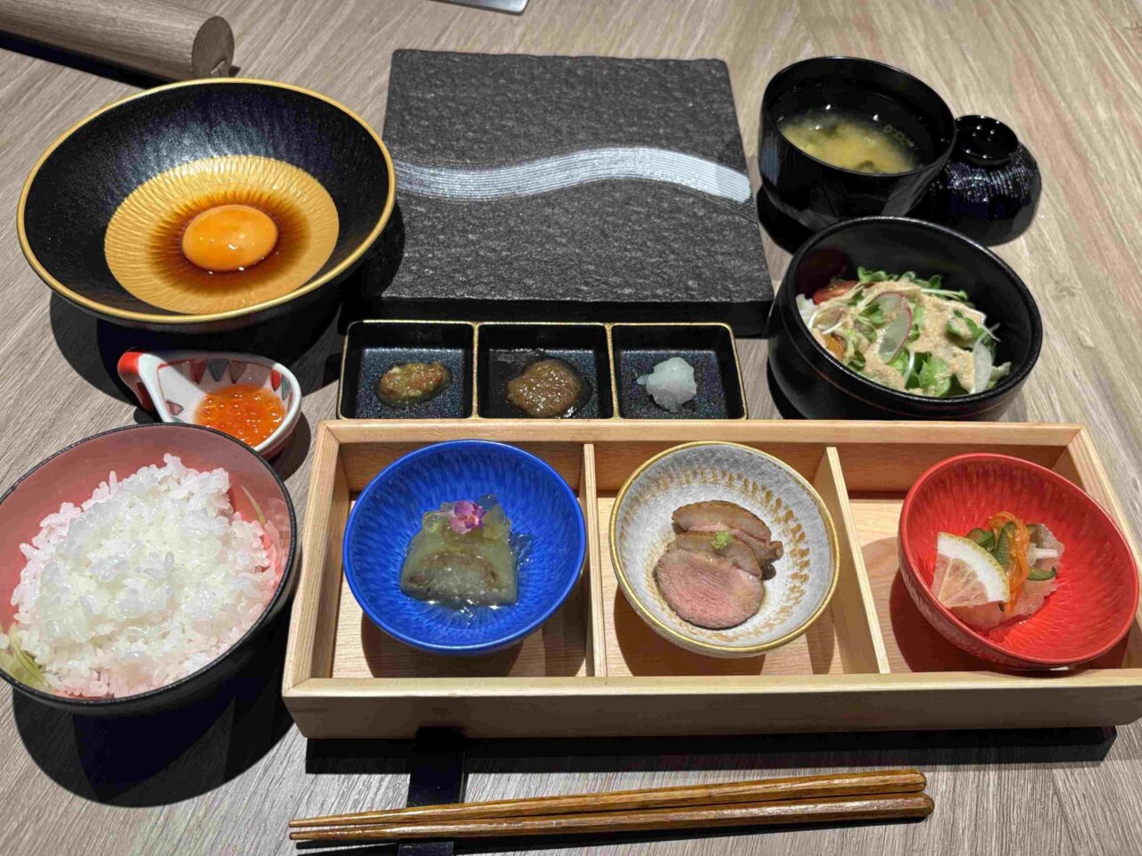 あお季のランチコースのソースや調味料類