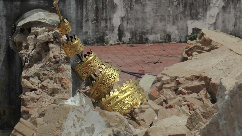 タイ・ナコンパノム県 プラタート・ノンターン仏塔の崩れた塔の中に埋もれる仏具や寄贈品