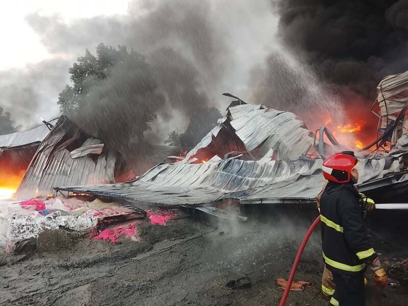 タイ・シラチャで炎上する工場と消火活動