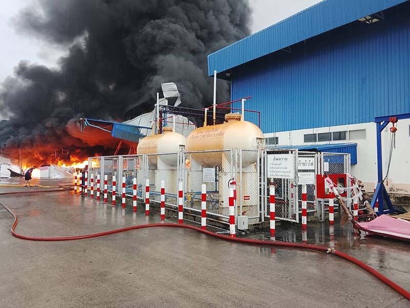 タイ・シラチャで炎上する工場と消火活動