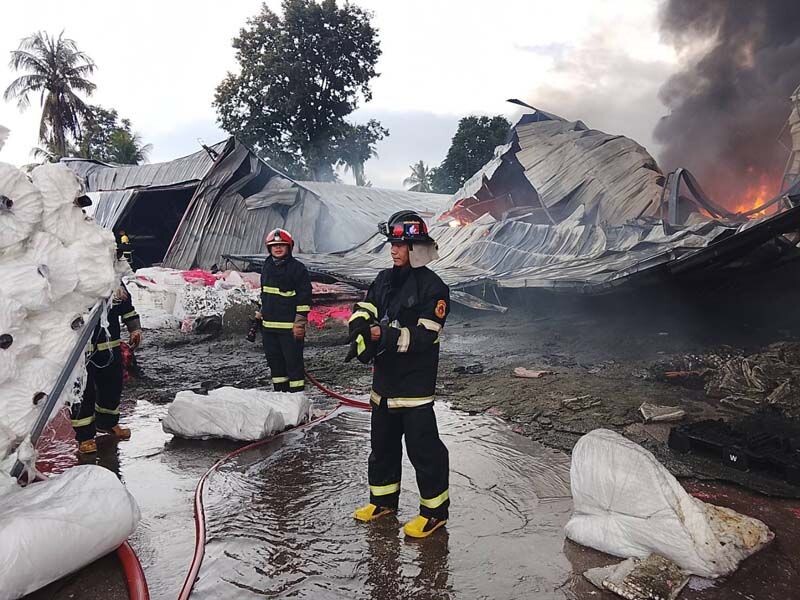 タイ・シラチャで炎上する工場と消火活動