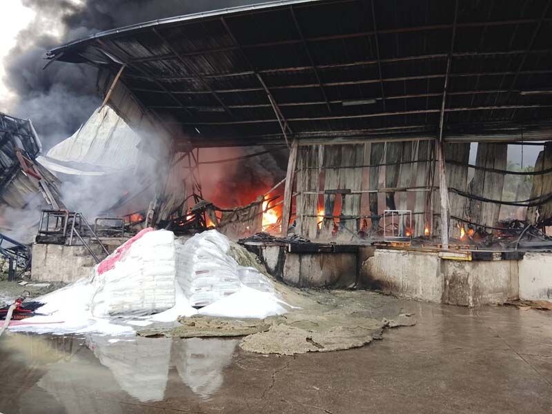 タイ・シラチャで炎上する工場と消火活動