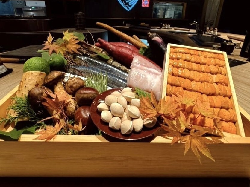 秋の旬食材を詰め込んだ木箱｜ウニ・鮮魚・根菜・銀杏・栗などの和食素材