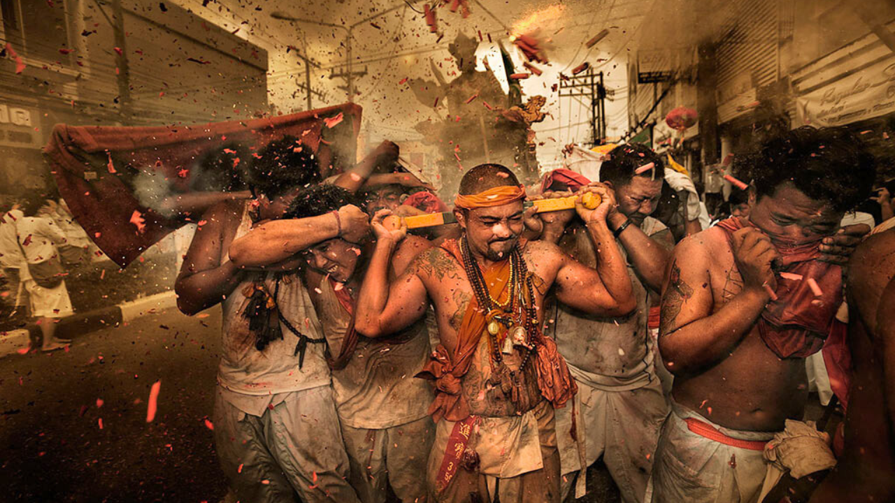 奇祭ともいわれるプーケットのキンジェーの様子 出典：https://www.facebook.com/GinJphuket/