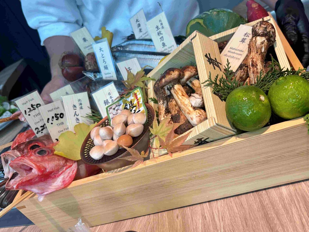 松茸・赤魚・柑橘・秋野菜が並ぶ旬の食材ディスプレイ｜和食ト酒 炉ばた あお季Robatayaki & Sake Aoki