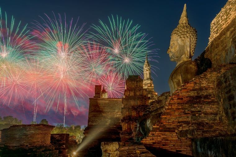 ロイクラトン発祥の地とされるスコータイでは、ライトアップされた歴史公園内で「スコータイ・ロイクラトン＆キャンドル・フェスティバル」が盛大に開催