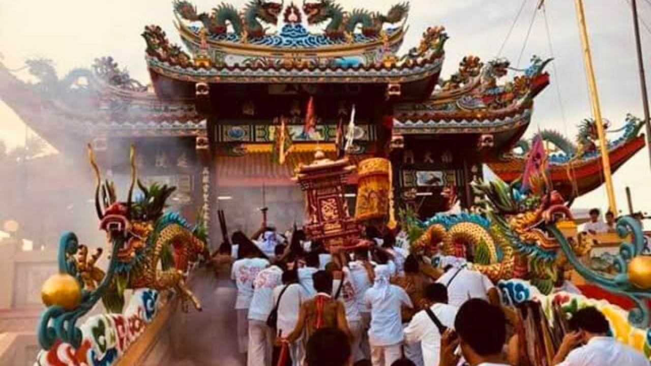 奇祭ともいわれるプーケットのキンジェーの様子 出典：https://www.facebook.com/GinJphuket/